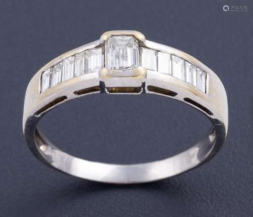 SORTIJA CON DIAMANTES EN ORO 18 KT Realizada en oro de 18 kt...