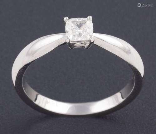 SOLITARIO CON DIAMANTE DE APROX 0.51 CT EN ORO 18 KT Realiza...