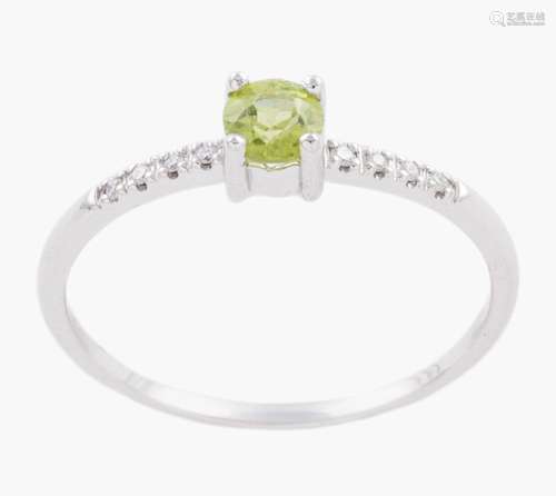 SORTIJA CON DIAMANTES Y PERIDOTO CENTRAL EN ORO 18 KT Realiz...