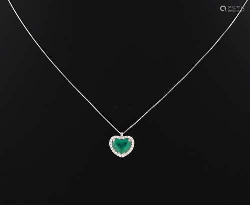 COLGANTE CON ESMERALDA EN TALLA CORAZÓN DE APROX 1.1 CT CON ...