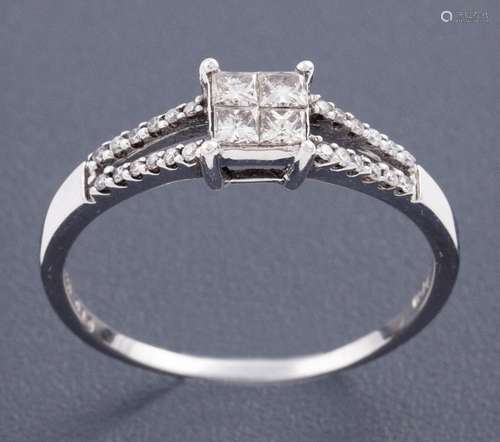 SORTIJA CON DIAMANTE EN ORO 18 KT Realizada en oro de 18 kt,...