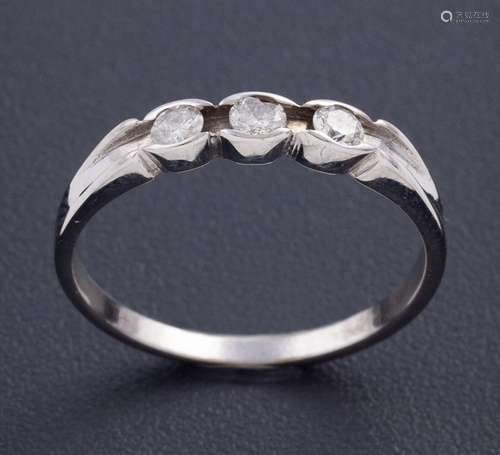 TRESILLO DIAMANTES EN ORO 18 KT Realizada en oro de 18 kt, c...