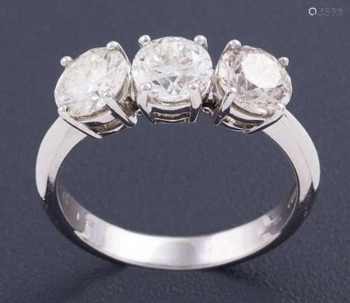 TRESILLO CON DIAMANTES DE APROX 3.04 CT CON CERTIFICADO HRD,...