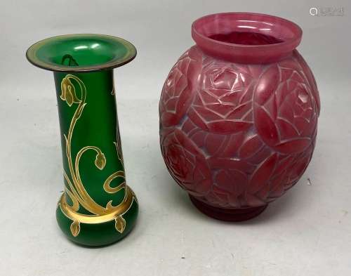 Pierre D'AVESN (1901 - 1990). Vase boule en verre rouge moul...