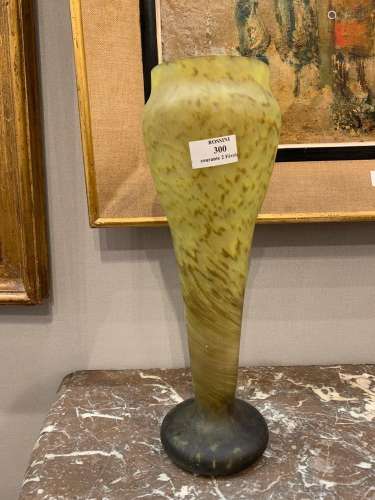 LORRAIN<br />
Vase à col élargi en verre marmoréen de teinte...