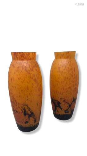 NOVERDY France<br />
Paire de vases ovoïdes en verre marmoré...