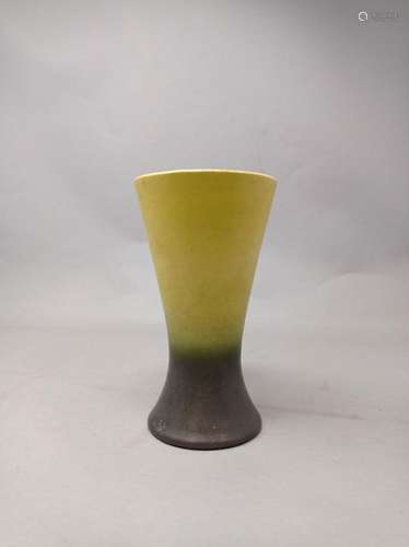 CHAMBOST Pol (1906 - 1983)<br />
Vase de forme diabolo en fa...