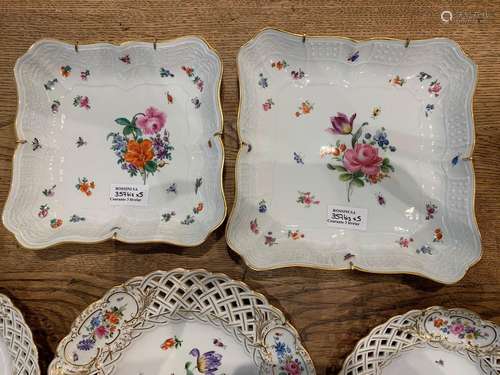 Ensemble comprenant deux petites assiettes en porcelaine bla...