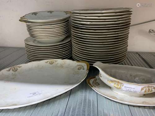 LIMOGES France GDA<br />
partie de service en porcelaine com...