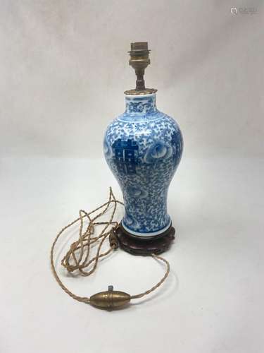 CHINE MODERNE<br />
Vase de forme meiping monté en lampe à d...