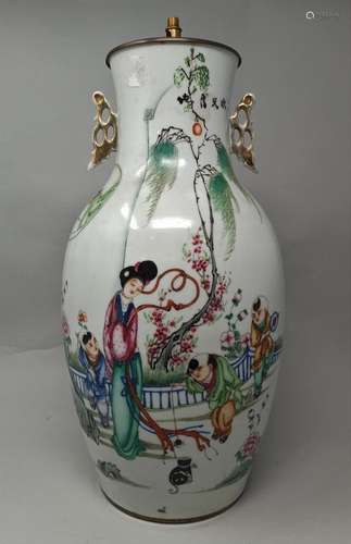 CHINE, XXe siècle<br />
Vase en porcelaine à décor sur une f...