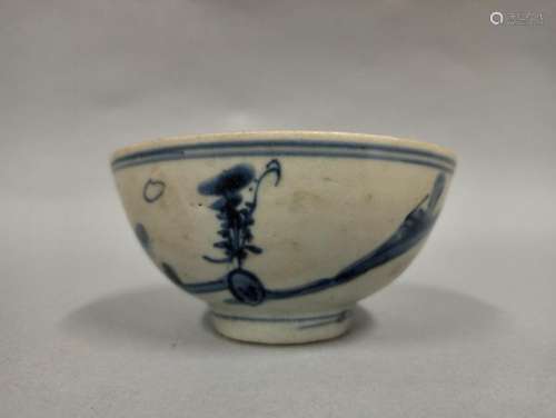 CHINE - XIXe siècle<br />
Bol en porcelaine décorée en bleu ...