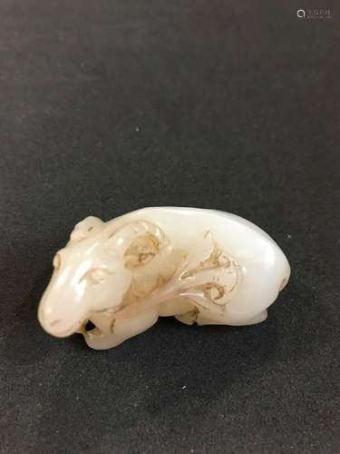 Petit sujet en jade néphrite blanc représentant un bouc allo...