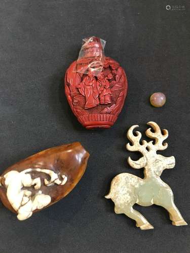 Lot d'objets asiatiques comprenant:<br />
- Une tabatière en...