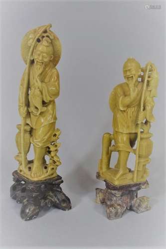 CHINE - Vers 1900<br />
Deux statuettes en stéatite sculptée...