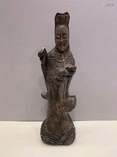 CHINE XXeme siècle<br />
Guanyin en pierre dure<br />
H. 51 ...