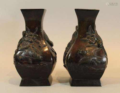 CHINE - FIN XIXeme SIECLE<br />
Paire de vases en bronze au ...