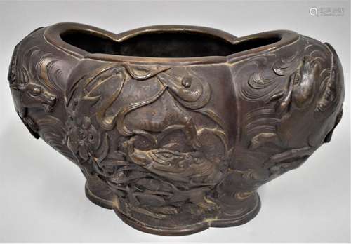 CHINE - Début XXème siècle<br />
Cache pot en bronze à patin...