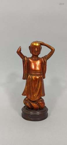 CHINE - Vers 1900<br />
Statuette en bois laqué or, représen...