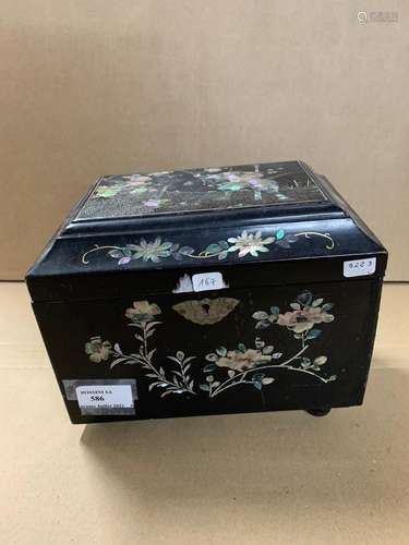 JAPON<br />
Coffret laqué à décor d'incrustation de nacre fi...