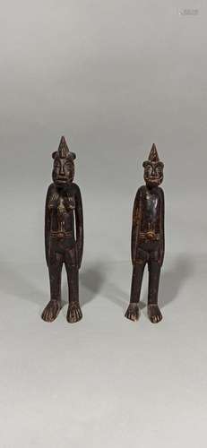 Statuette Senoufo, Côte d'Ivoire.<br />
H.: 28 cm - H.: 29 c...