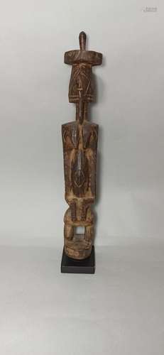 Statuette DOGON, Mali<br />
Patine brune croûteuse par endro...