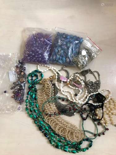 Lot de bijoux fantaisies comprenant colliers, bracelets, cha...