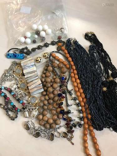 Lot de bijoux fantaisies comprenant colliers, bracelets, cha...