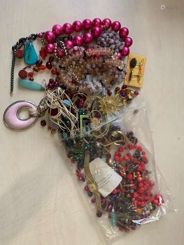 Lot de bijoux fantaisies comprenant colliers, bracelets, cha...