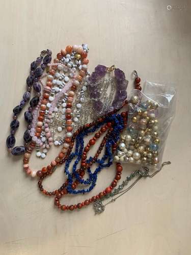 Lot de bijoux fantaisies comprenant colliers, bracelets, cha...