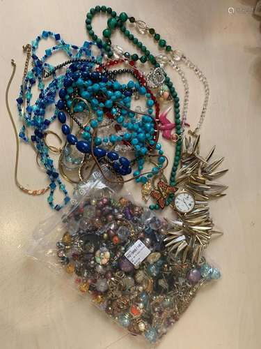 Lot de bijoux fantaisies comprenant colliers, bracelets, cha...