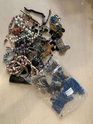 Lot de bijoux fantaisies comprenant colliers, bracelets, cha...