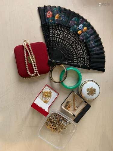 Lot de bijoux fantaisies comprenant colliers, bracelets, cha...