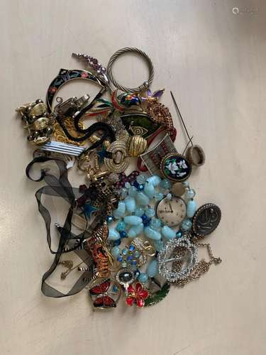 Lot de bijoux fantaisies comprenant colliers, bracelets, cha...