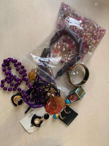 Lot de bijoux fantaisies comprenant colliers, bracelets, cha...