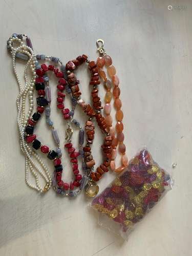 Lot de bijoux fantaisies comprenant colliers, bracelets, cha...