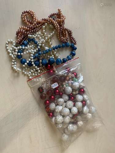 Lot de bijoux fantaisies comprenant colliers, bracelets, cha...