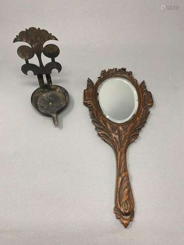 Miroir de dame.<br />
Face à main en bois naturel sculpté et...