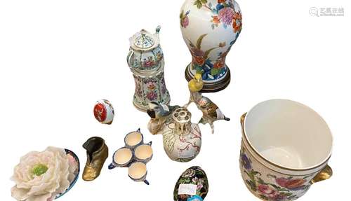 Lot porcelaine et divers :<br />
cache pot, vase monté en la...