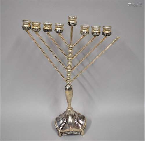 Menorah <br />
Lampe juive à 9 bras de lumières<br />
Métal ...