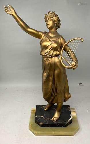 ANONYME <br />
Femme drapée à la lyre <br />
Sculpture en ré...