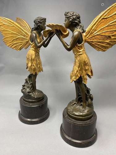 Paire de statuettes en bronze dorée patinée reposant sur un ...