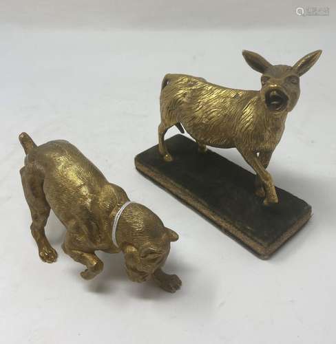 Petit âne et un chien en bronze doré<br />
l'un reposant sur...