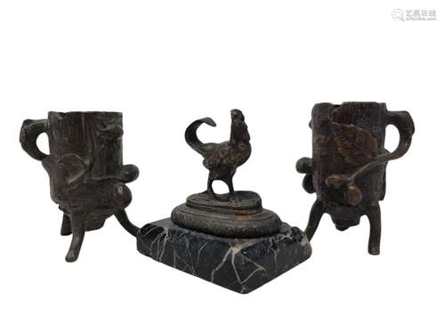 Réunion de trois bronzes :<br />
- paire de petits bougeoirs...