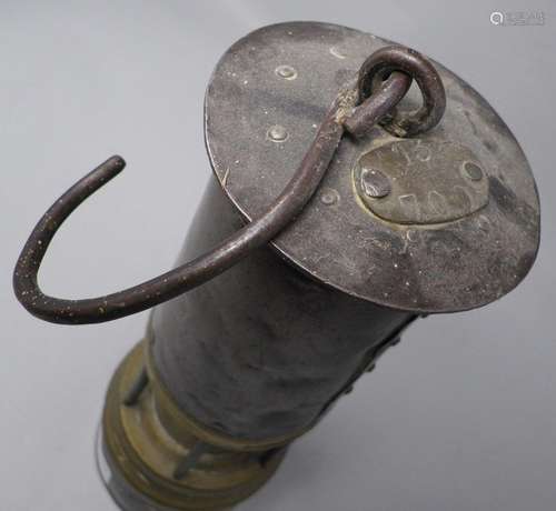 Lampe de sureté de mineur, type Arras, en tôle rivetée, lait...