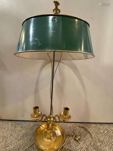 Lampe bouillotte en bronze doré et abajour vert<br />
le pie...