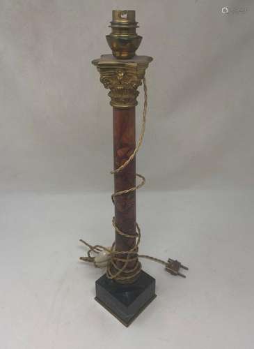 Lampe en marbre griotte figurant une colonne antique surmont...