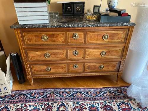 Une commode en marqueterie de bois des îles à trois tiroirs ...