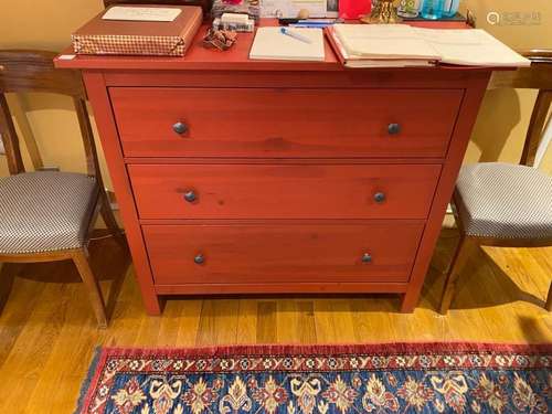 Une commode moderne laqué rouge