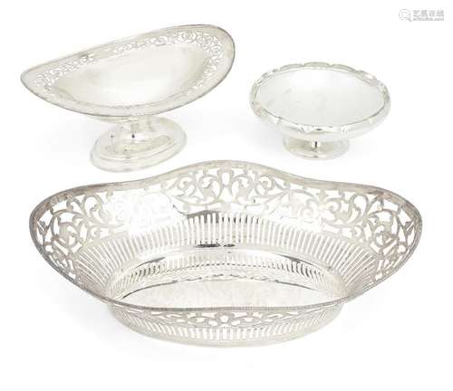 A George V silver dish with foliate pierced border